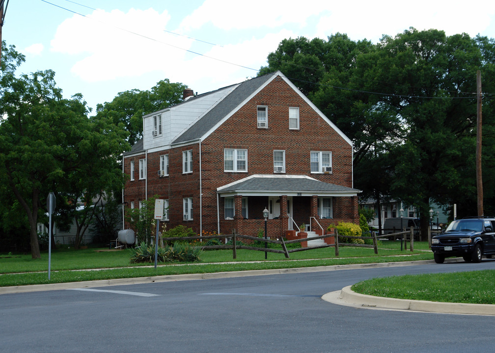 6201 Natoli Pl in Riverdale, MD - Foto de edificio