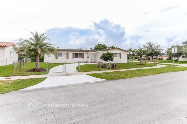 8501 NW 184th St in Hialeah, FL - Building Photo - Building Photo