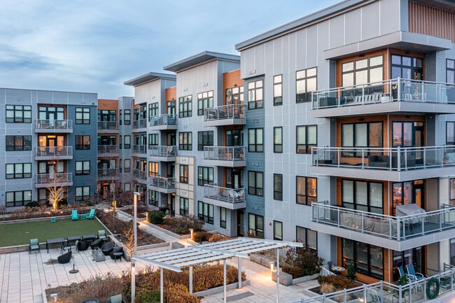 Windsor Marina Bay Apartments in Quincy, MA - Foto de edificio - Building Photo