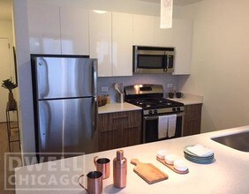 353 W Wolf Point Plaza-Unit -2807 in Chicago, IL - Building Photo - Building Photo