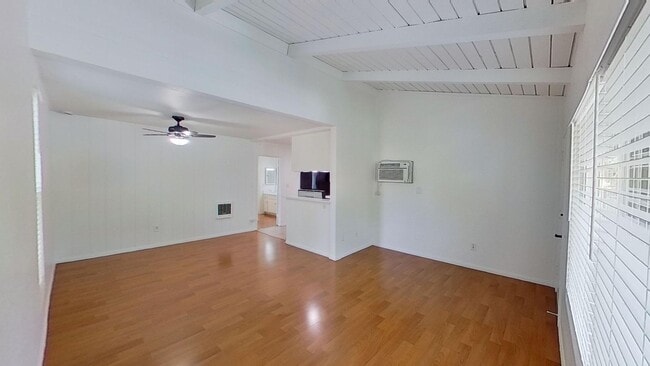 1010 W MacArthur Blvd in Santa Ana, CA - Building Photo - Building Photo