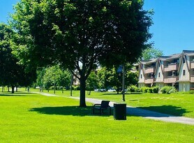 16 Echo Ct, Unit UNIT 17 in Vernon Hills, IL - Building Photo