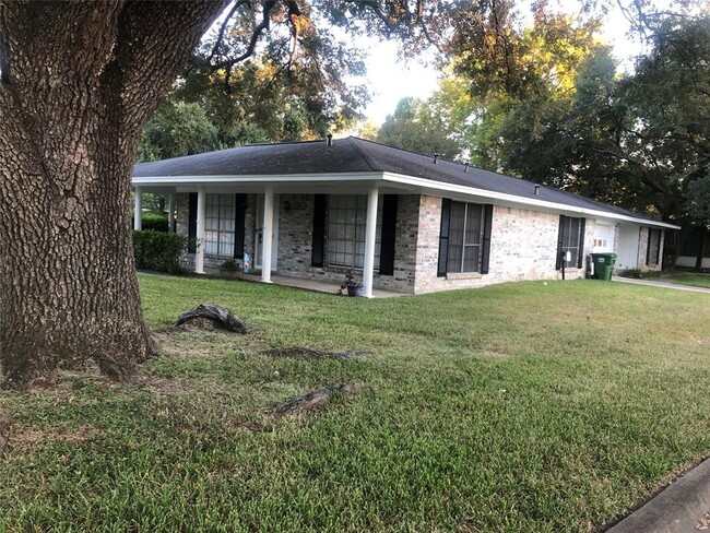 2002 Maple St in Liberty, TX - Building Photo - Building Photo