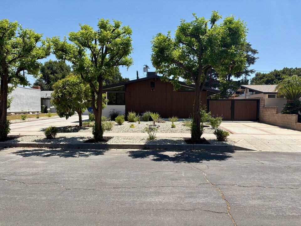 8842 Quakertown Ave in Los Angeles, CA - Building Photo