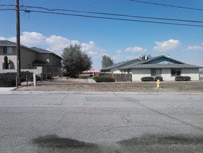 The Skyview Apartments in Hesperia, CA - Foto de edificio - Building Photo
