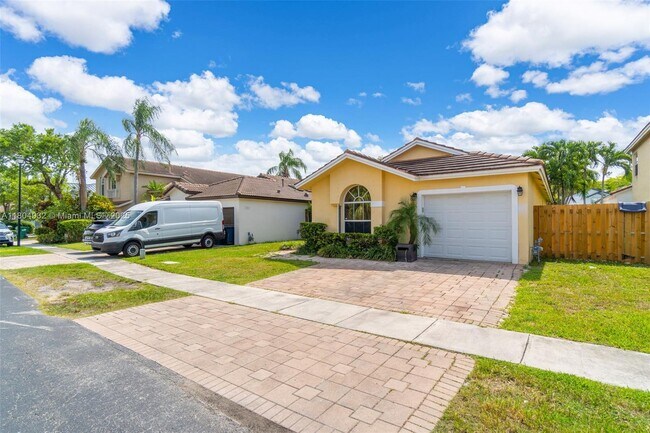14761 SW 156th Ave in Miami, FL - Foto de edificio - Building Photo