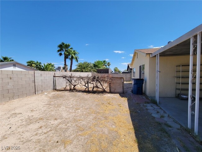2102 E Russell Rd in Las Vegas, NV - Building Photo - Building Photo