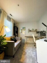 10204 Crested Iris Dr in Gaithersburg, MD - Foto de edificio - Building Photo