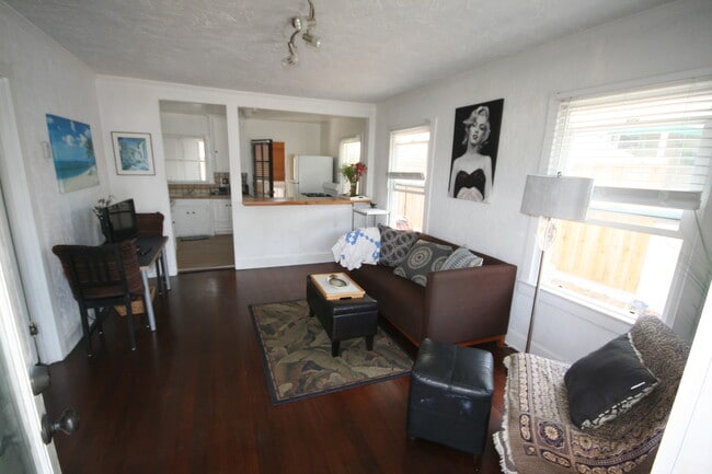 104 N Guadalupe Ave in Redondo Beach, CA - Building Photo - Building Photo