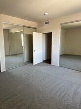 10717 Lawler St Apartments in Los Angeles, CA - Foto de edificio - Building Photo