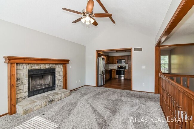 1912 NE Gatewood Dr in Lee's Summit, MO - Building Photo - Building Photo