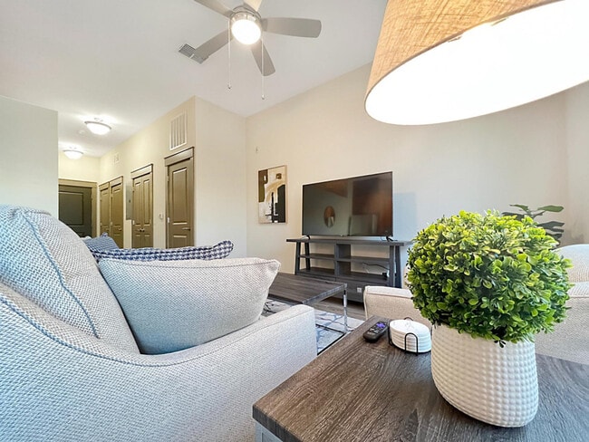 1701 N Lois Ave in Tampa, FL - Building Photo - Building Photo