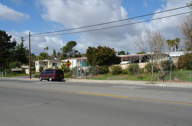 809 Olive Ave in Vista, CA - Foto de edificio - Building Photo