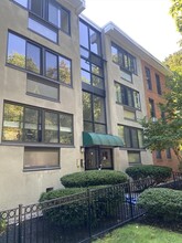 38 Juniper St, Unit 114 in Brookline, MA - Foto de edificio - Building Photo