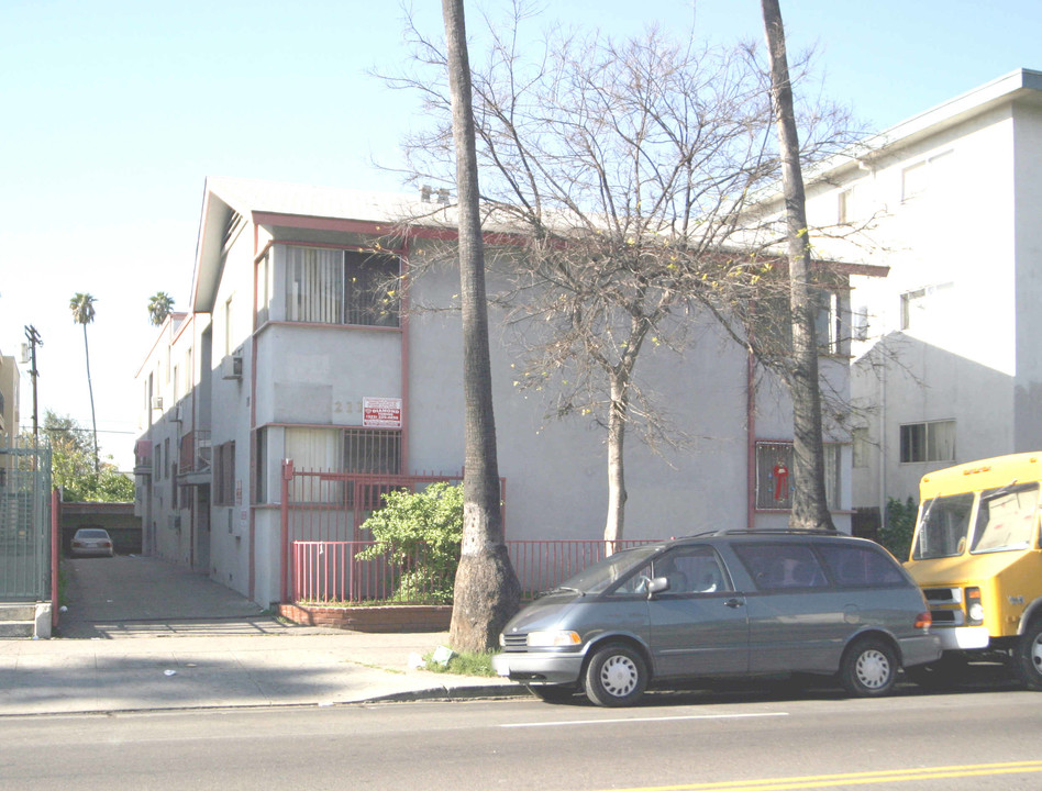 209 S Normandie Ave in Los Angeles, CA - Foto de edificio