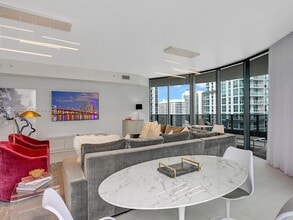1000 Brickell Plaza in Miami, FL - Building Photo - Building Photo