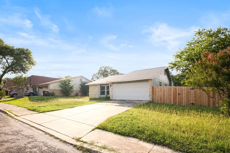 7547 Oriental Trail in San Antonio, TX - Building Photo