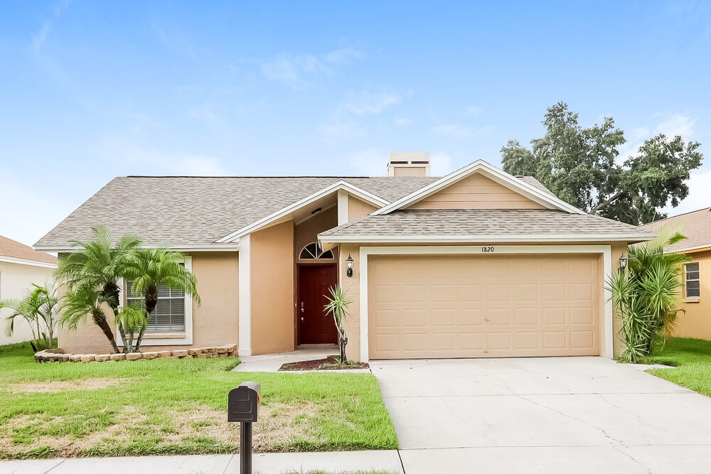 1820 Tinsmith Cir in Lutz, FL - Building Photo