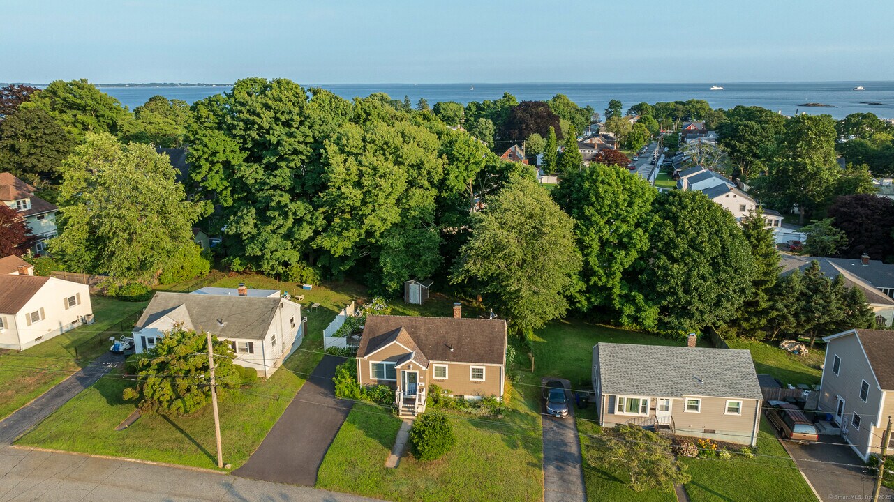77 Bayshore Dr in New London, CT - Foto de edificio