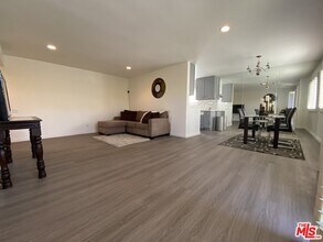 2301 S Beverly Glen Blvd-Unit -105 in Los Angeles, CA - Foto de edificio - Building Photo