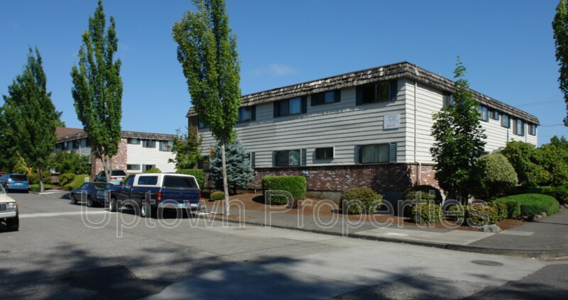 8069 NE Flanders St in Portland, OR - Building Photo