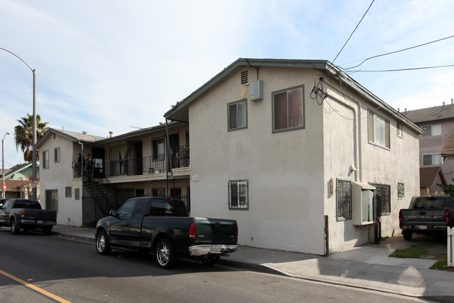 1746 E 10th St in Long Beach, CA - Foto de edificio - Building Photo