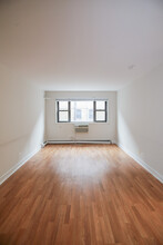 561 W Cornelia Ave, Unit #482 in Chicago, IL - Building Photo - Building Photo