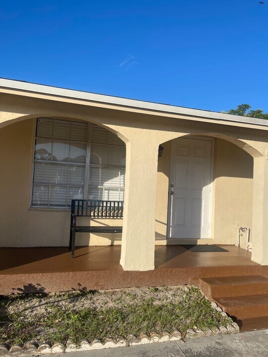 978 Sumter Rd W in West Palm Beach, FL - Building Photo