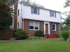 5608 Lone Oak Dr in Bethesda, MD - Building Photo