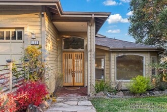 135 Montalvo Rd in Redwood City, CA - Foto de edificio - Building Photo