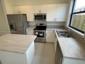 969 NE 211th St in North Miami Beach, FL - Building Photo - Building Photo