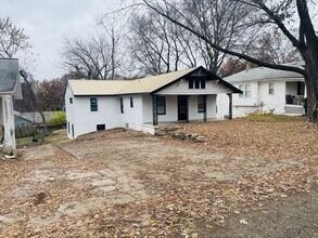 902 S Cedar Ave in Independence, MO - Building Photo - Building Photo