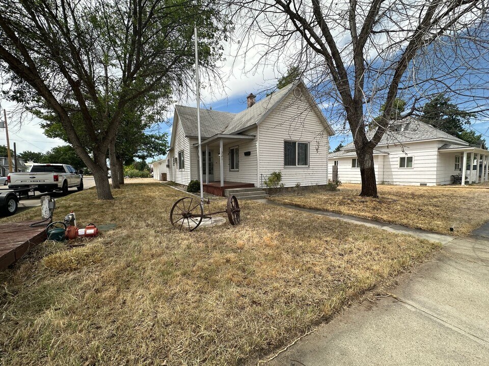 321 S Commercial Ave in Emmett, ID - Building Photo