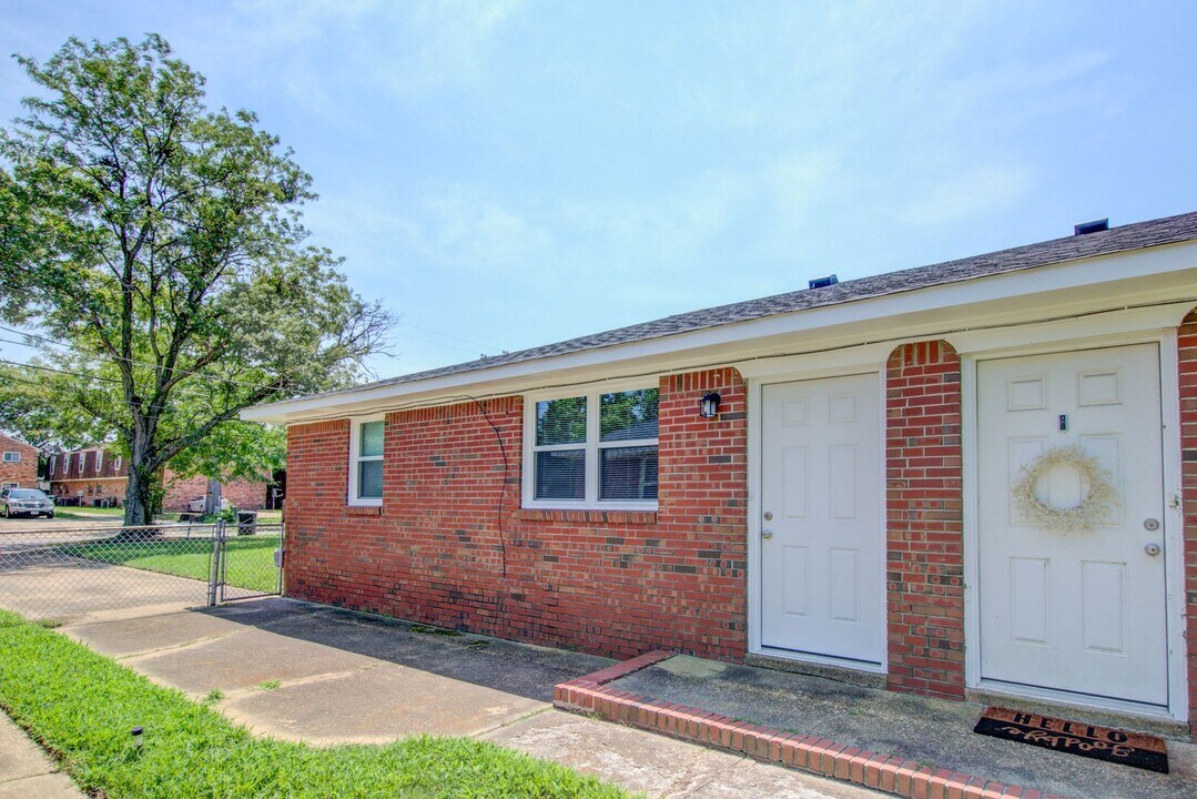 7919 Thompson Rd in Norfolk, VA - Foto de edificio