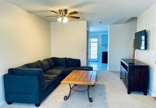 7829 Gum Springs Village Dr in Alexandria, VA - Building Photo - Building Photo