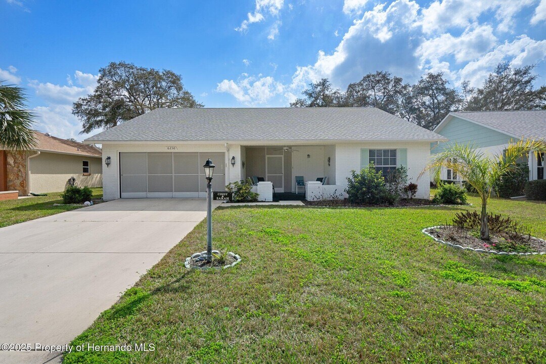 6230 Ocean Pines Ln in Spring Hill, FL - Building Photo