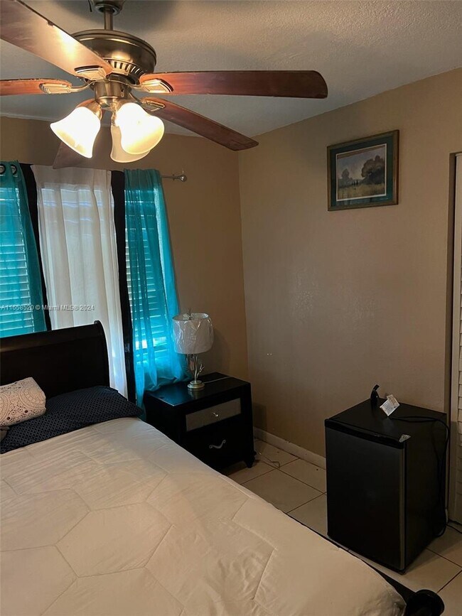518 NW 179th St-Unit -Room in Miami, FL - Foto de edificio - Building Photo