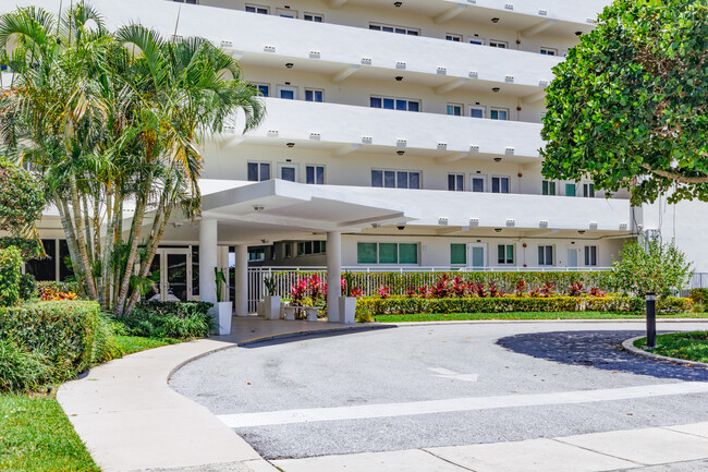 Palm Beach Shores Co-op Apartments in Palm Beach Shores, FL - Foto de edificio - Building Photo