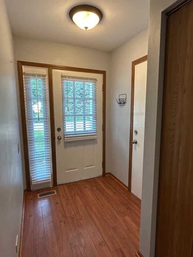 1608 Pebble Beach Cir in Elgin, IL - Foto de edificio - Building Photo