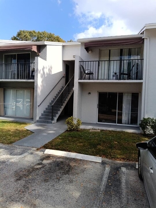 1200 Lake Victoria Dr in Royal Palm Beach, FL - Building Photo