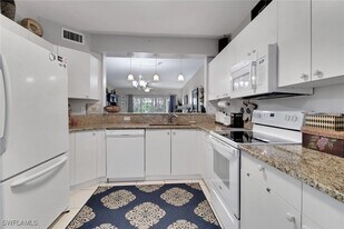 7823 Regal Heron Cir in Naples, FL - Building Photo