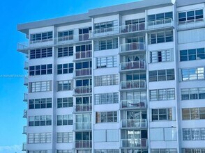 18041 Biscayne Blvd in Aventura, FL - Building Photo - Building Photo