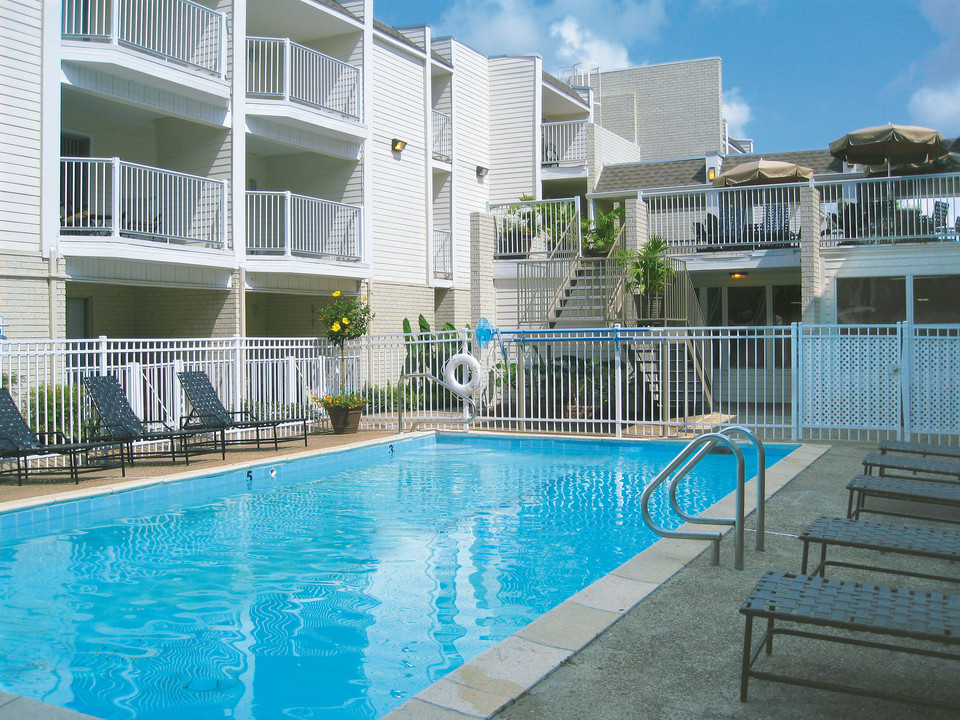 Metroview Condominiums in Metairie, LA - Building Photo