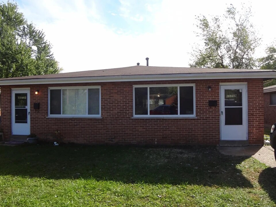 10728 Tropic Dr in St. Ann, MO - Foto de edificio