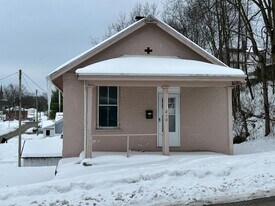 210 E 7th St in Brookville, IN - Building Photo