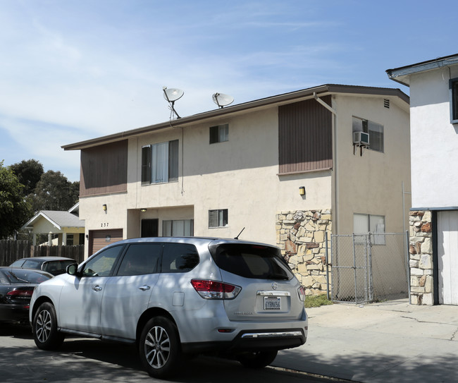 237 E Columbia St in Long Beach, CA - Foto de edificio - Building Photo