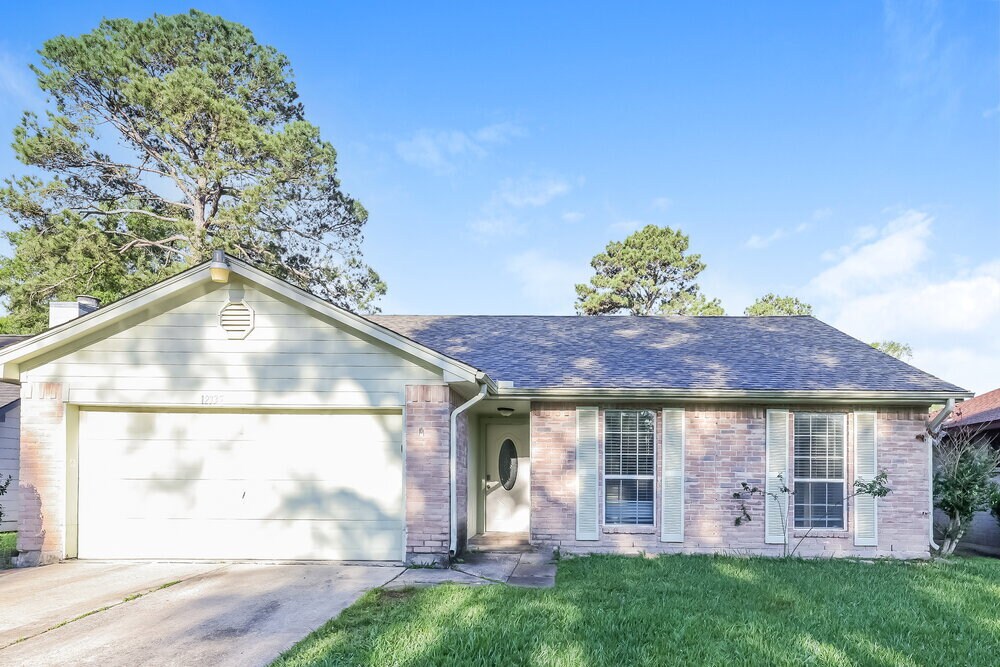 12335 Kings Chase Dr in Houston, TX - Building Photo