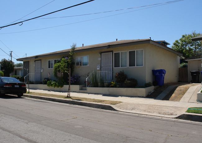 2225-2233 Landis St in San Diego, CA - Foto de edificio - Building Photo