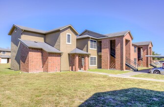 Hawks Landing in Kingsville, TX - Building Photo - Building Photo