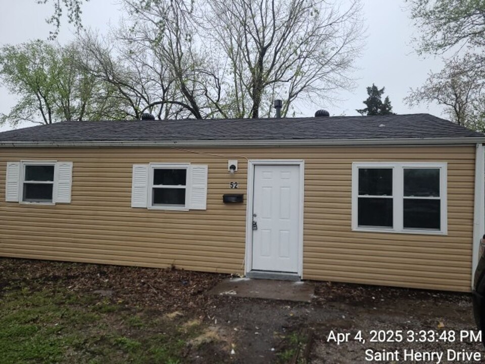 52 St Henry Dr in Sauget, IL - Building Photo